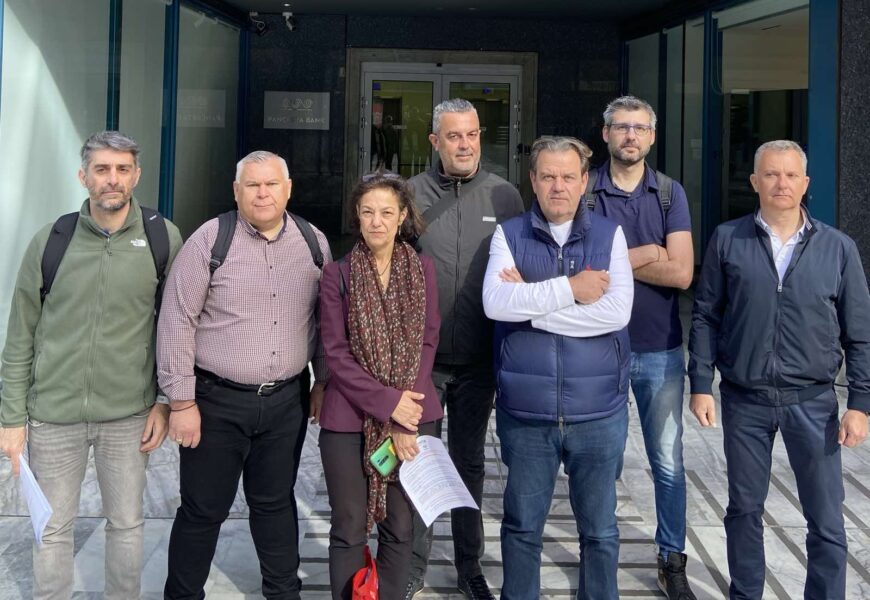 Να πάρουν πίσω τις απολύσεις! Η παρέμβαση μας στα κεντρικά της ATTICA Bank Ο αγώνας συνεχίζεται! Να πάρουν πίσω τις απολύσεις! Η παρέμβαση μας στα κεντρικά της ATTICA Bank Ο αγώνας συνεχίζεται!