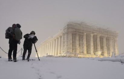 «Μήδεια» / Εντυπωσιακές φωτογραφίες – Τα μνημεία της Αθήνας σκεπασμένα από το χιόνι
